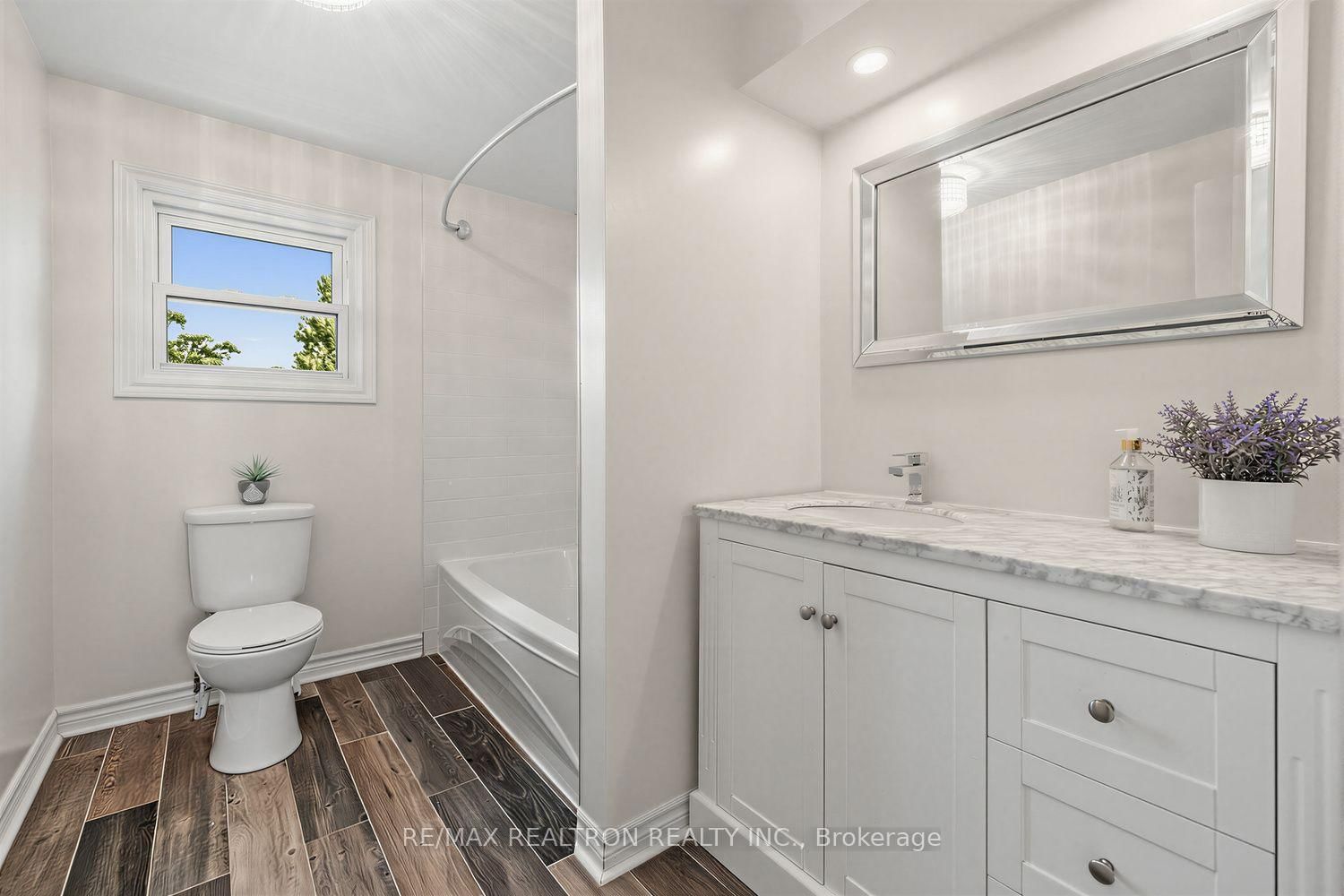 416 Alex Doner Drive • Newmarket, ON photo 18