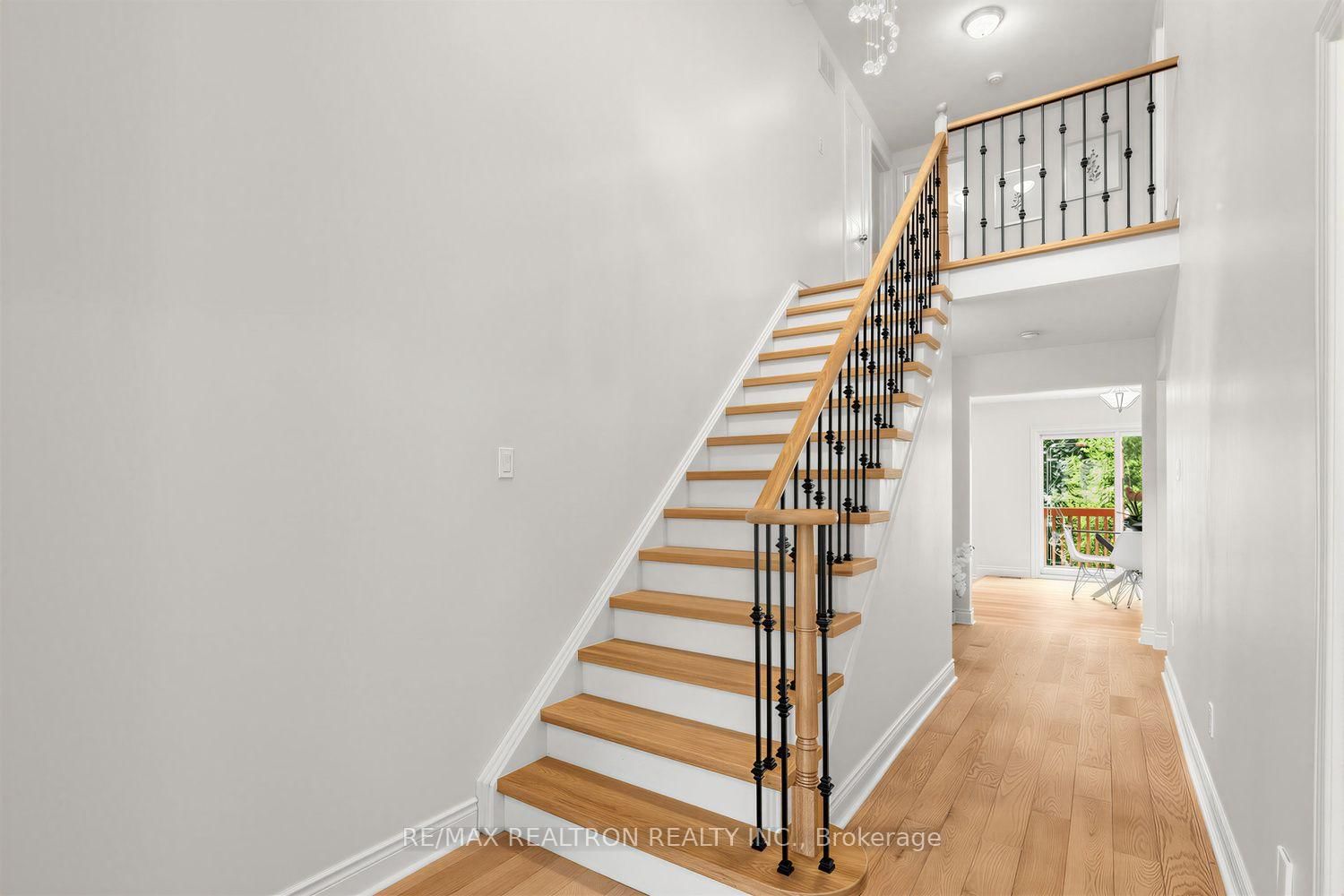 416 Alex Doner Drive • Newmarket, ON photo 3