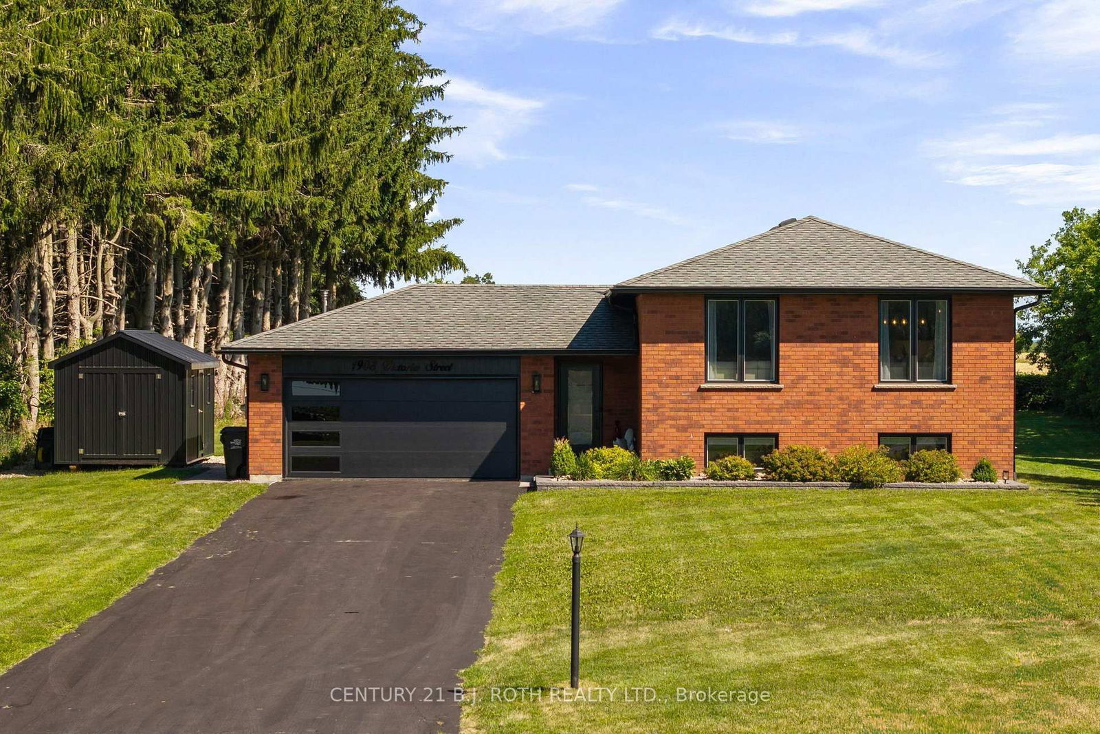 1908 10th Line • Innisfil, ON photo 1