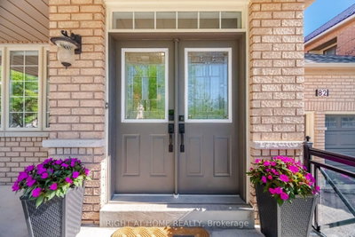 82 Starhill Crescent • Markham, ON photo 6