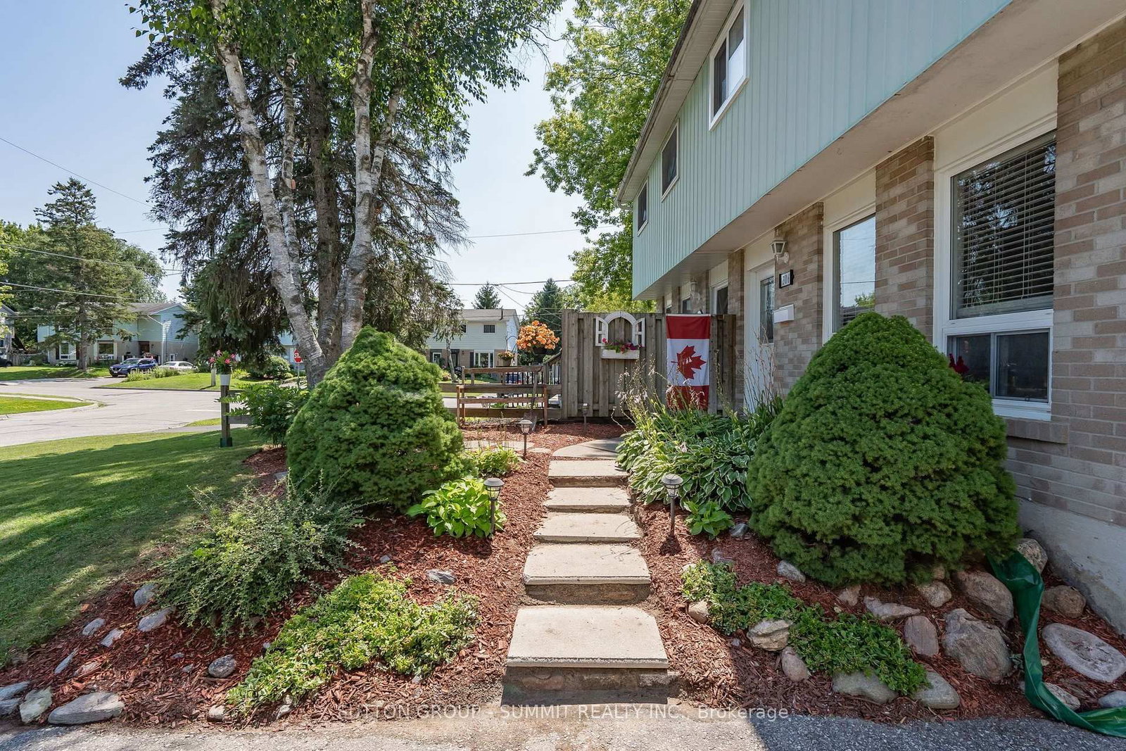 306 OAKWOOD Court • Newmarket, ON photo 3