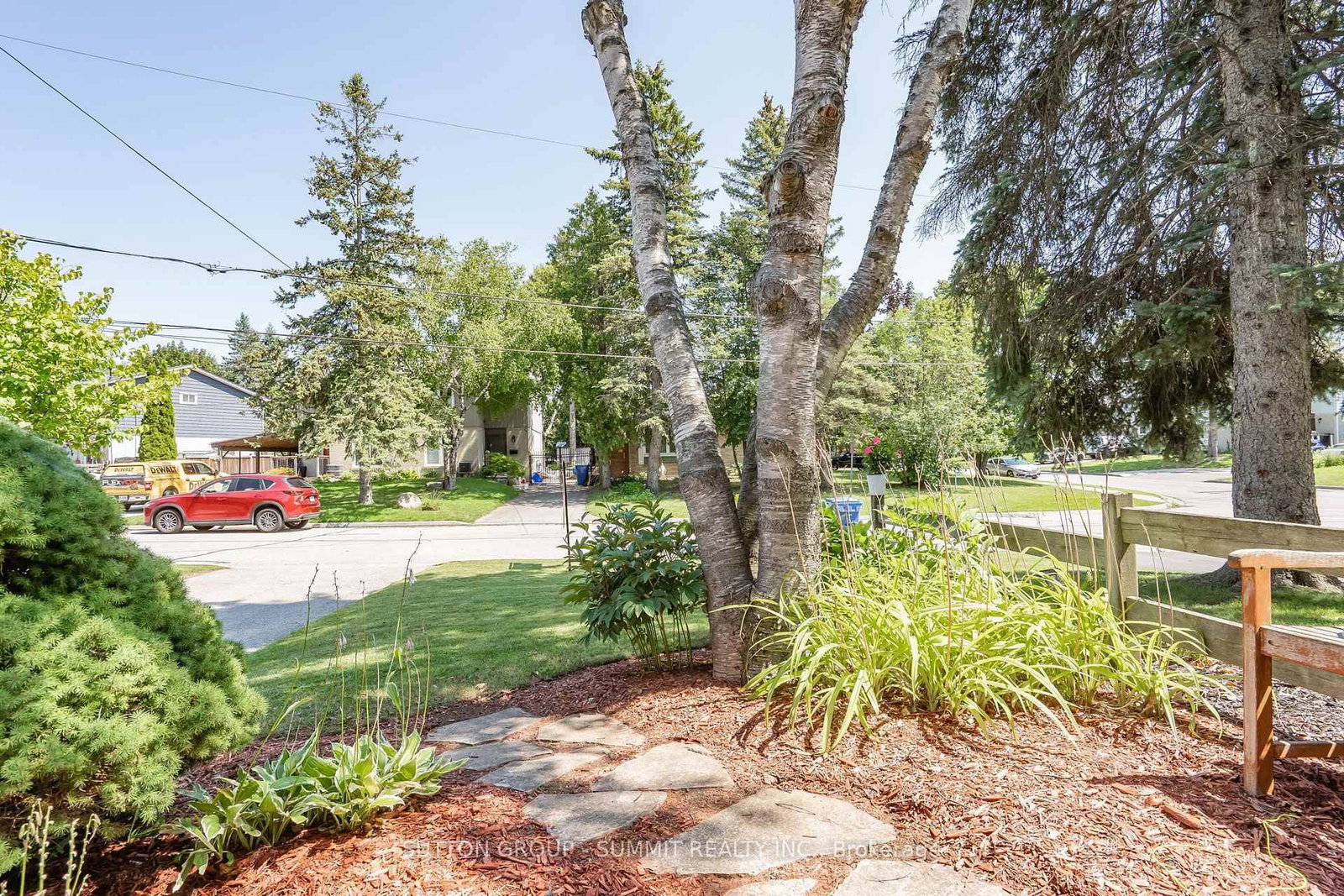 306 OAKWOOD Court • Newmarket, ON photo 4