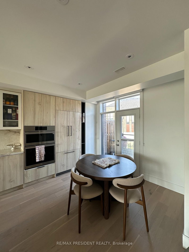 63 Holyrood Crescent