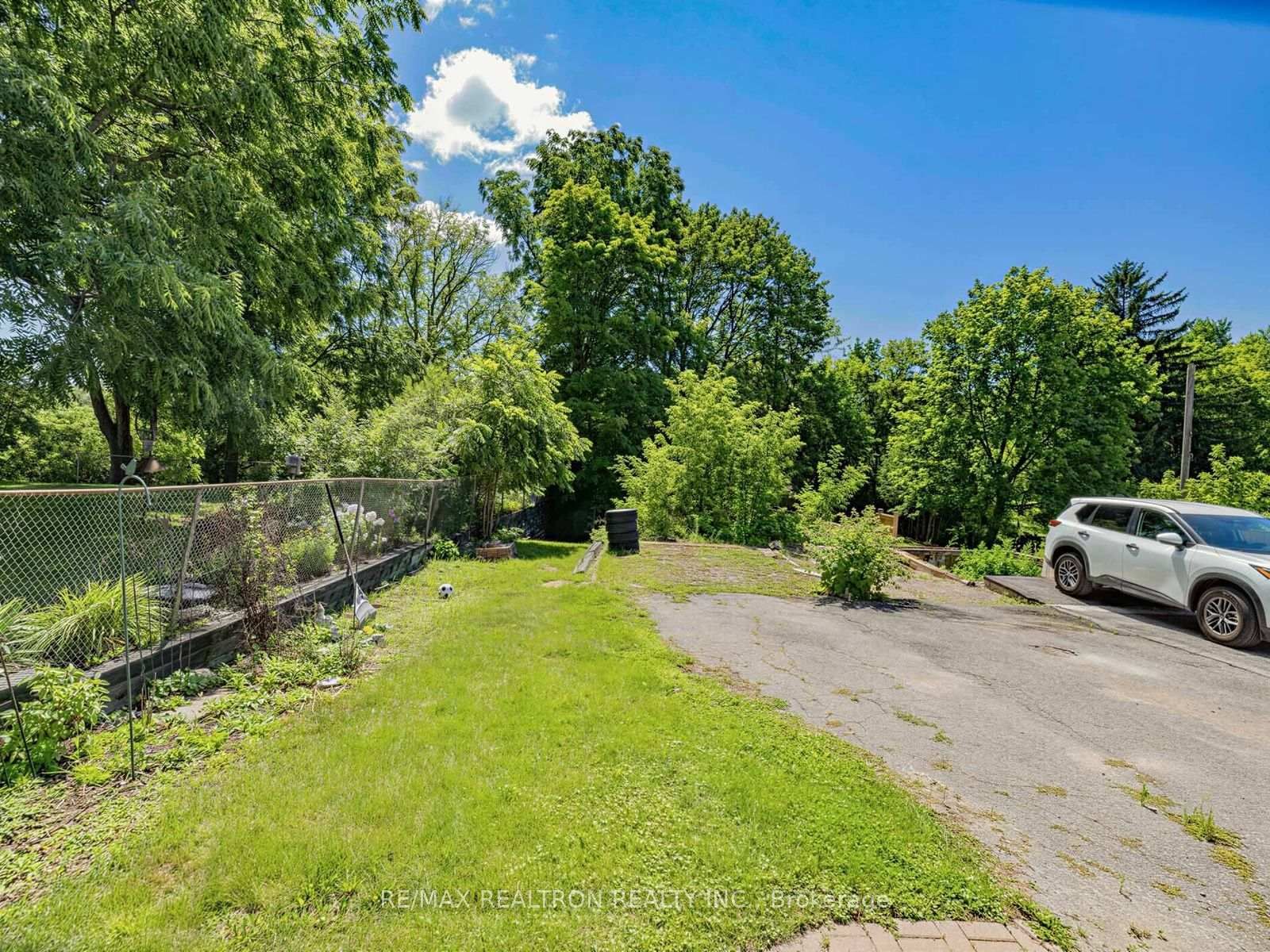 412 Andrew Street • Newmarket, ON photo 6
