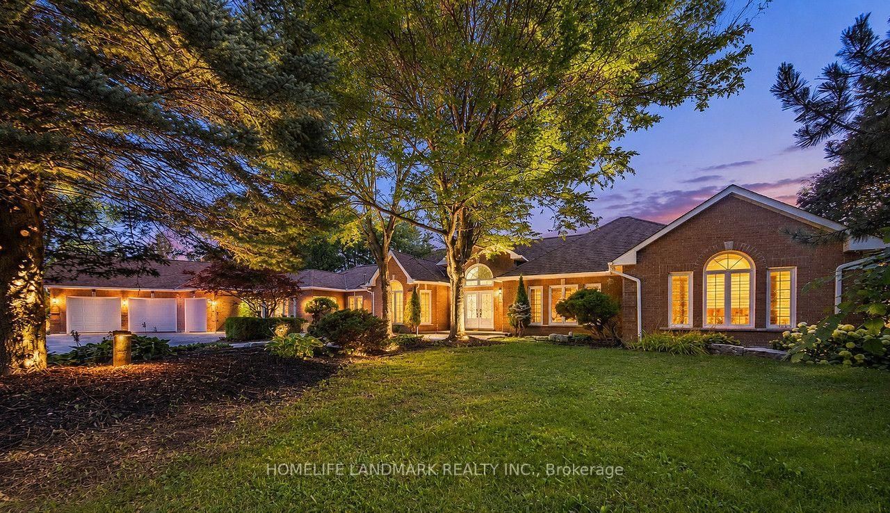 113 Offord Crescent • Aurora, ON photo 2