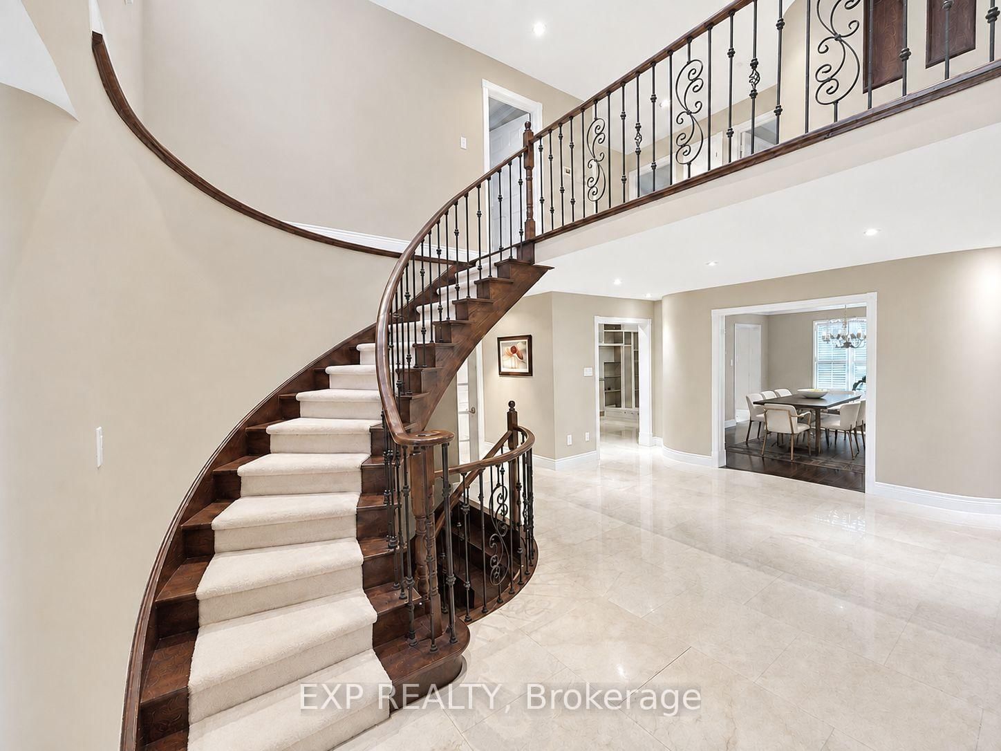 17 Heath Street • Richmond Hill, ON photo 3