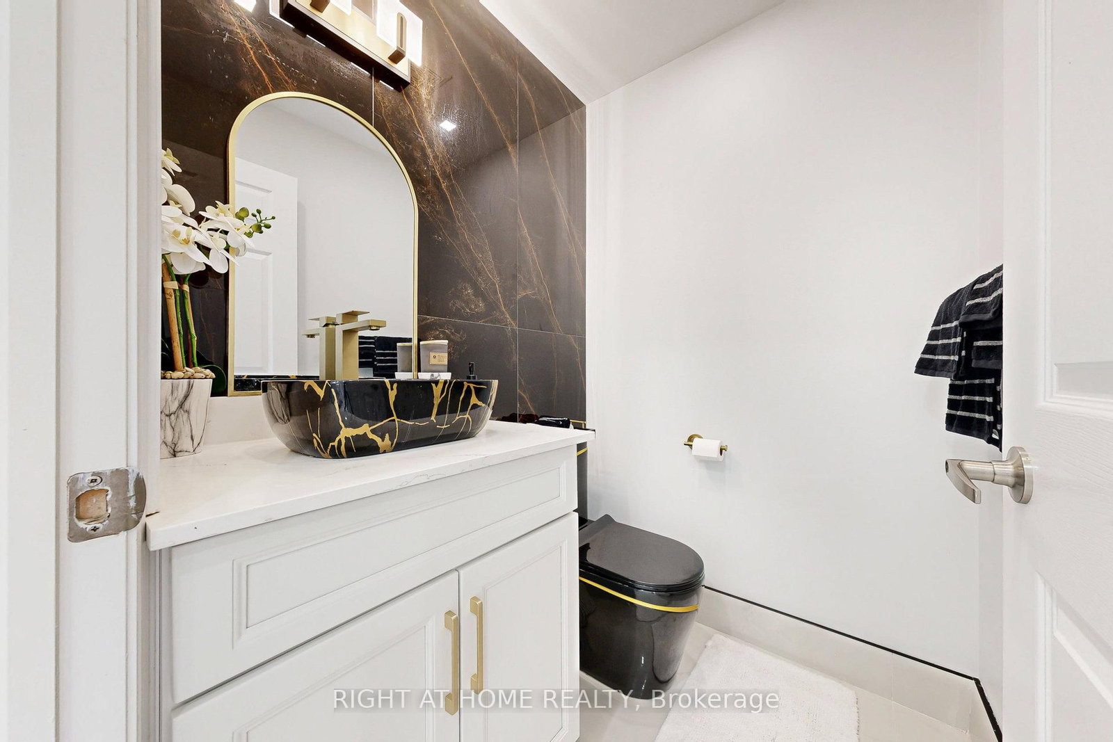 64 Williamson Family Hollow • Newmarket, ON photo 6