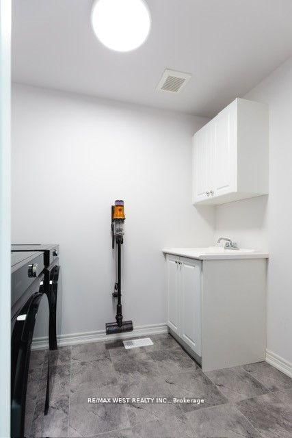 31 Frederick Taylor Way • East Gwillimbury, ON photo 23