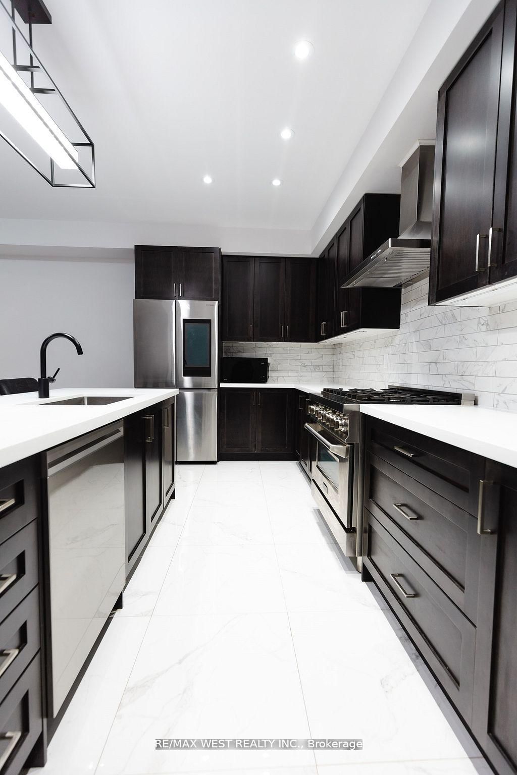 31 Frederick Taylor Way • East Gwillimbury, ON photo 4