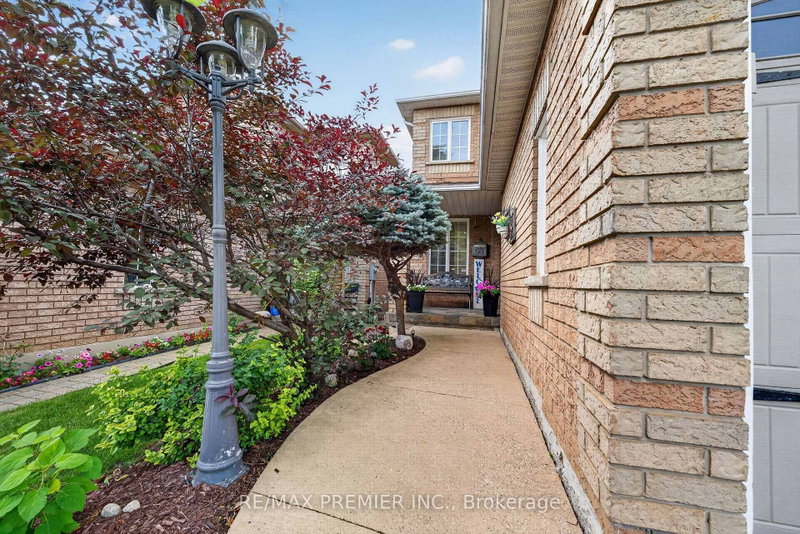 83 Royal Ridge Crescent
