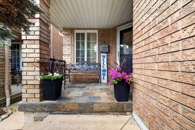 83 Royal Ridge Crescent