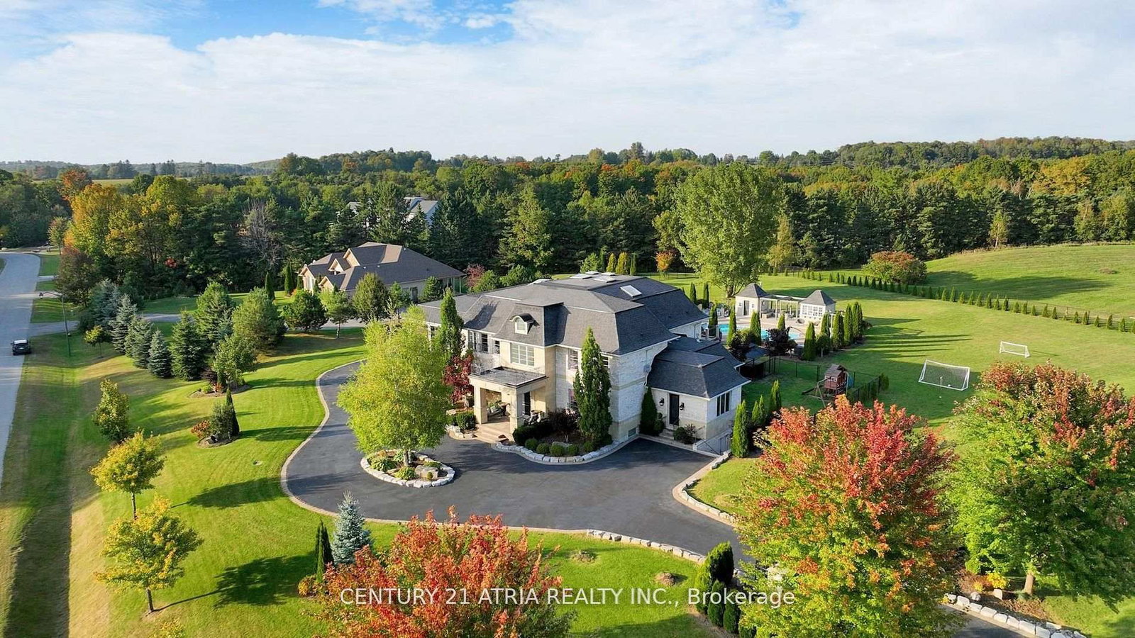 111 Lake Woods Drive • Whitchurch-Stouffville, ON photo 3