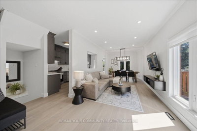 91 Downey Circle • Aurora, ON photo 2