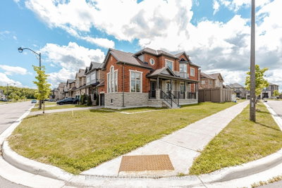 53 Betty May Crescent • East Gwillimbury, ON photo 2