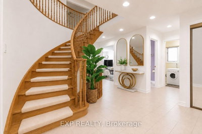 5 Hyde Park Drive • Richmond Hill, ON photo 2