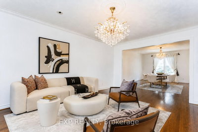 5 Hyde Park Drive • Richmond Hill, ON photo 4