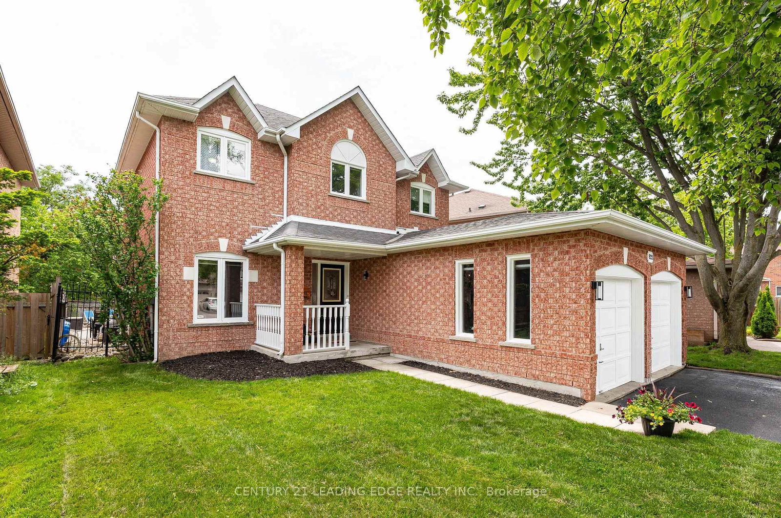 822 Surin Court • Newmarket, ON photo 2