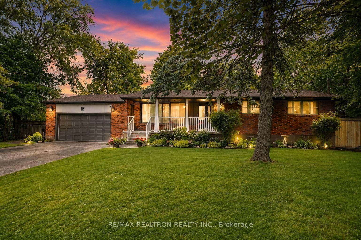 15 Park Road • Bradford West Gwillimbury, ON photo 1