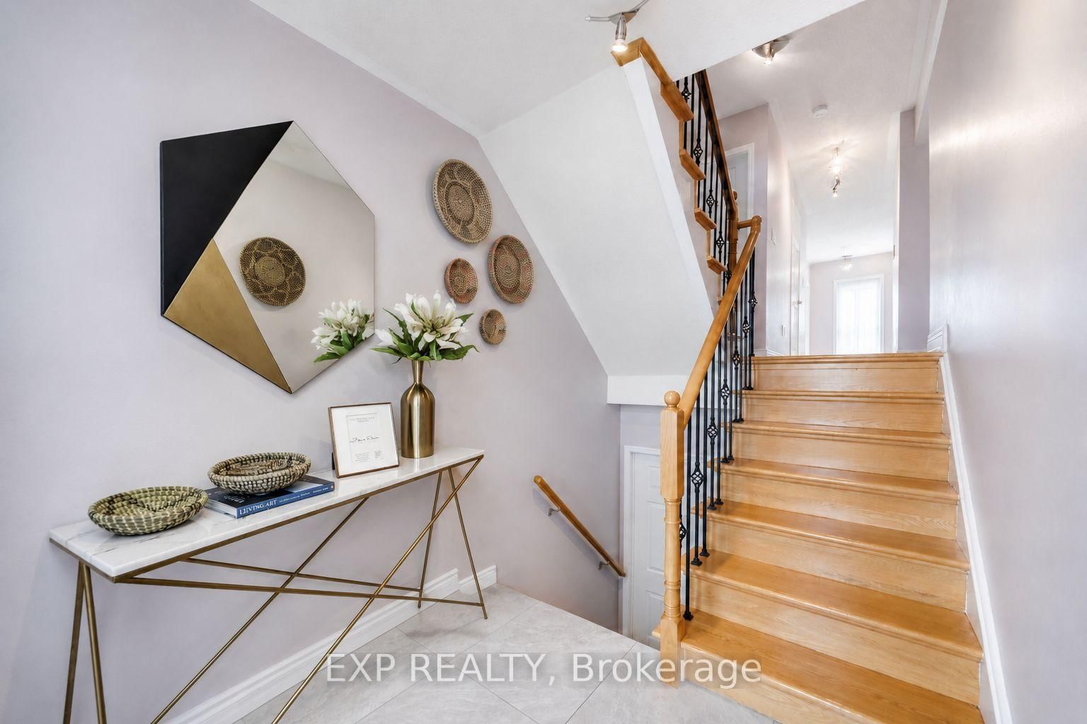 3 Baffin Court • Richmond Hill, ON photo 2