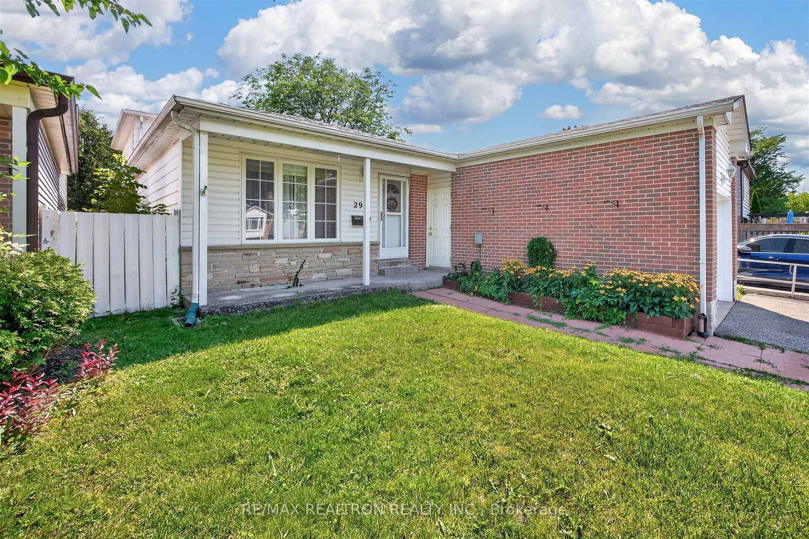 29 Springhead Gardens • Richmond Hill, ON photo 2