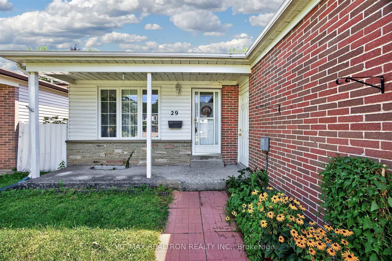 29 Springhead Gardens • Richmond Hill, ON photo 4