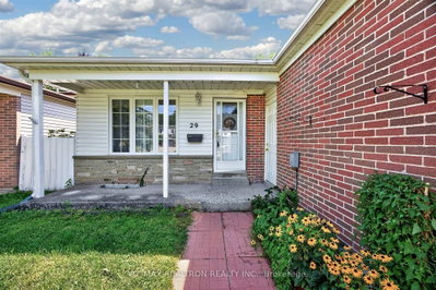 29 Springhead Gardens • Richmond Hill, ON photo 4