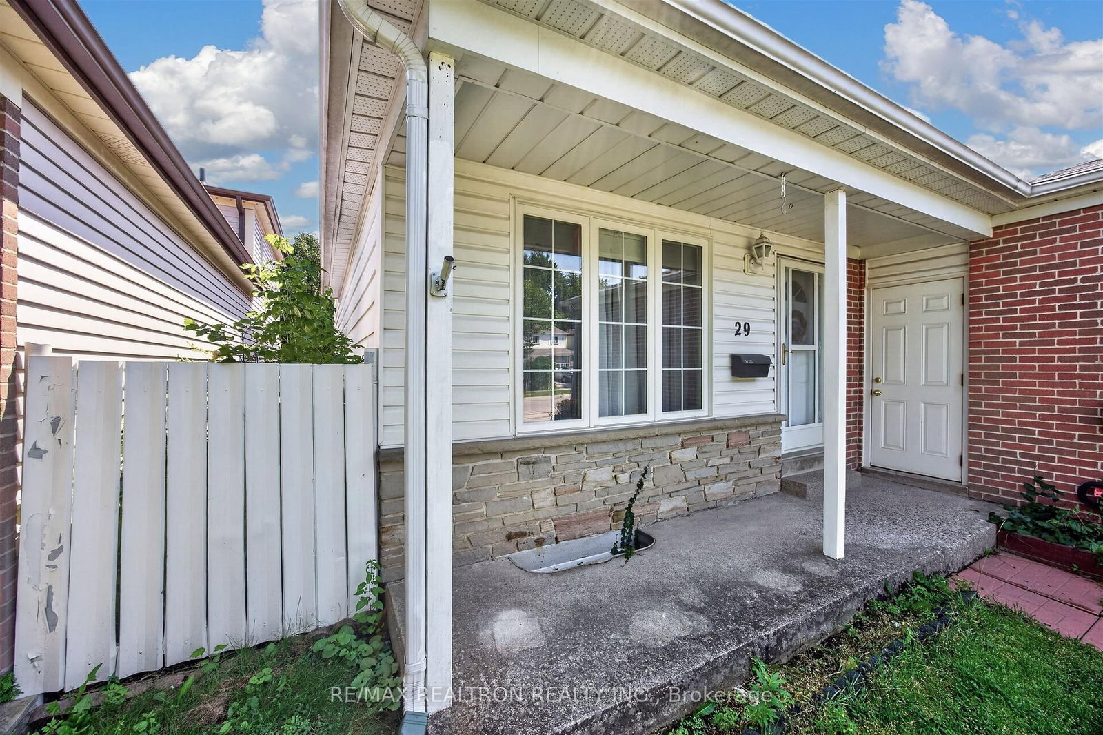 29 Springhead Gardens • Richmond Hill, ON photo 5