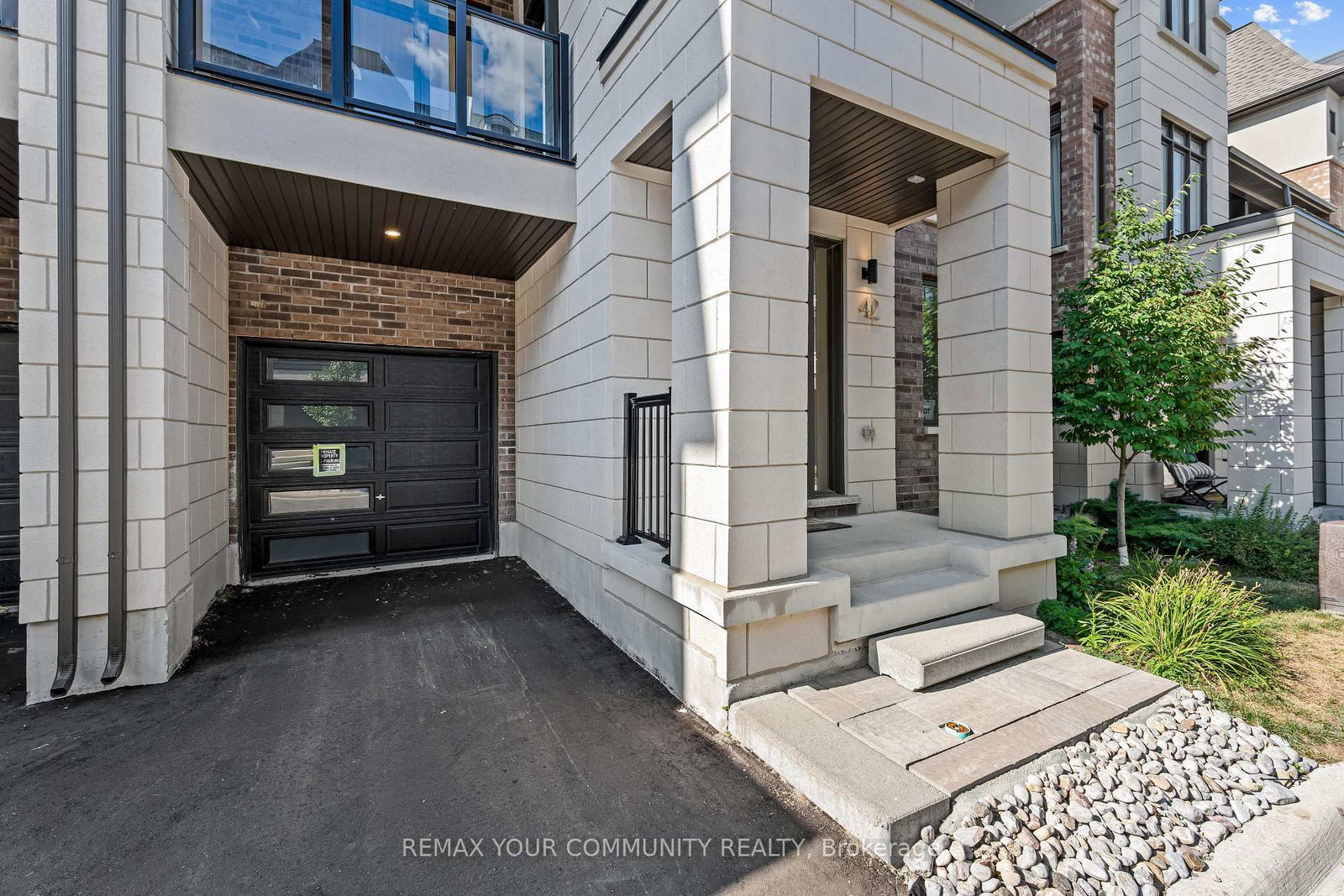 42 Globemaster Lane • Richmond Hill, ON photo 2