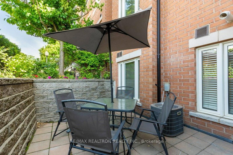 306 John St photo 5