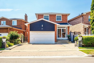 Detached House for sale at 79 Oakmount Crescent, Vaughan, Ontario, L4K 2C2 - Glen Shields - MLS: N13649258