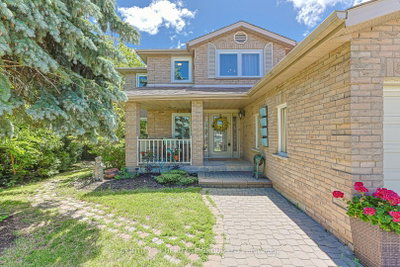 12 Gres Court • Bradford West Gwillimbury, ON photo 3