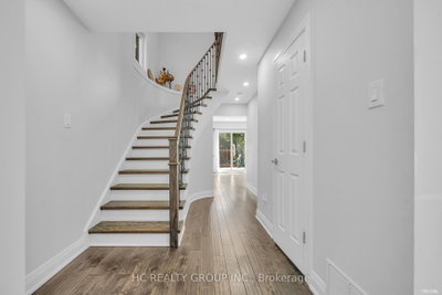 17 Pugsley Avenue • Richmond Hill, ON photo 5