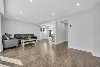 17 Pugsley Avenue • Richmond Hill, ON photo 9
