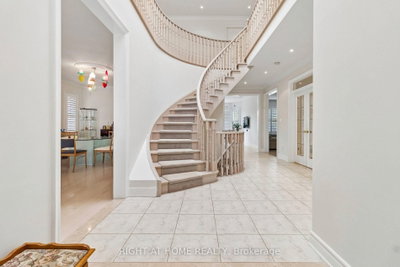 35 Palace Court • Richmond Hill, ON photo 2