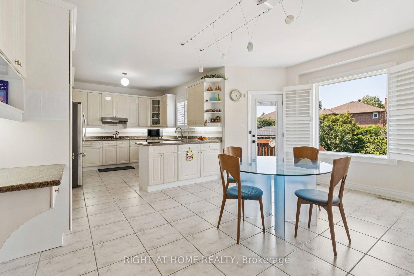 35 Palace Court • Richmond Hill, ON photo 9