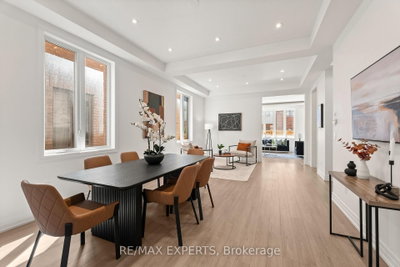 17 Red Rose Lane • East Gwillimbury, ON photo 2