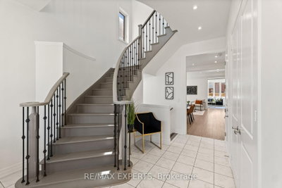 17 Red Rose Lane • East Gwillimbury, ON photo 3