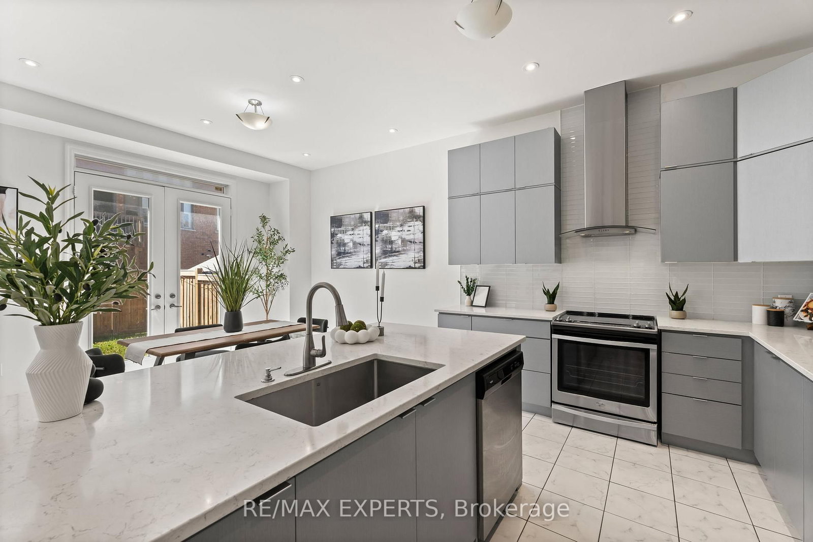17 Red Rose Lane • East Gwillimbury, ON photo 9