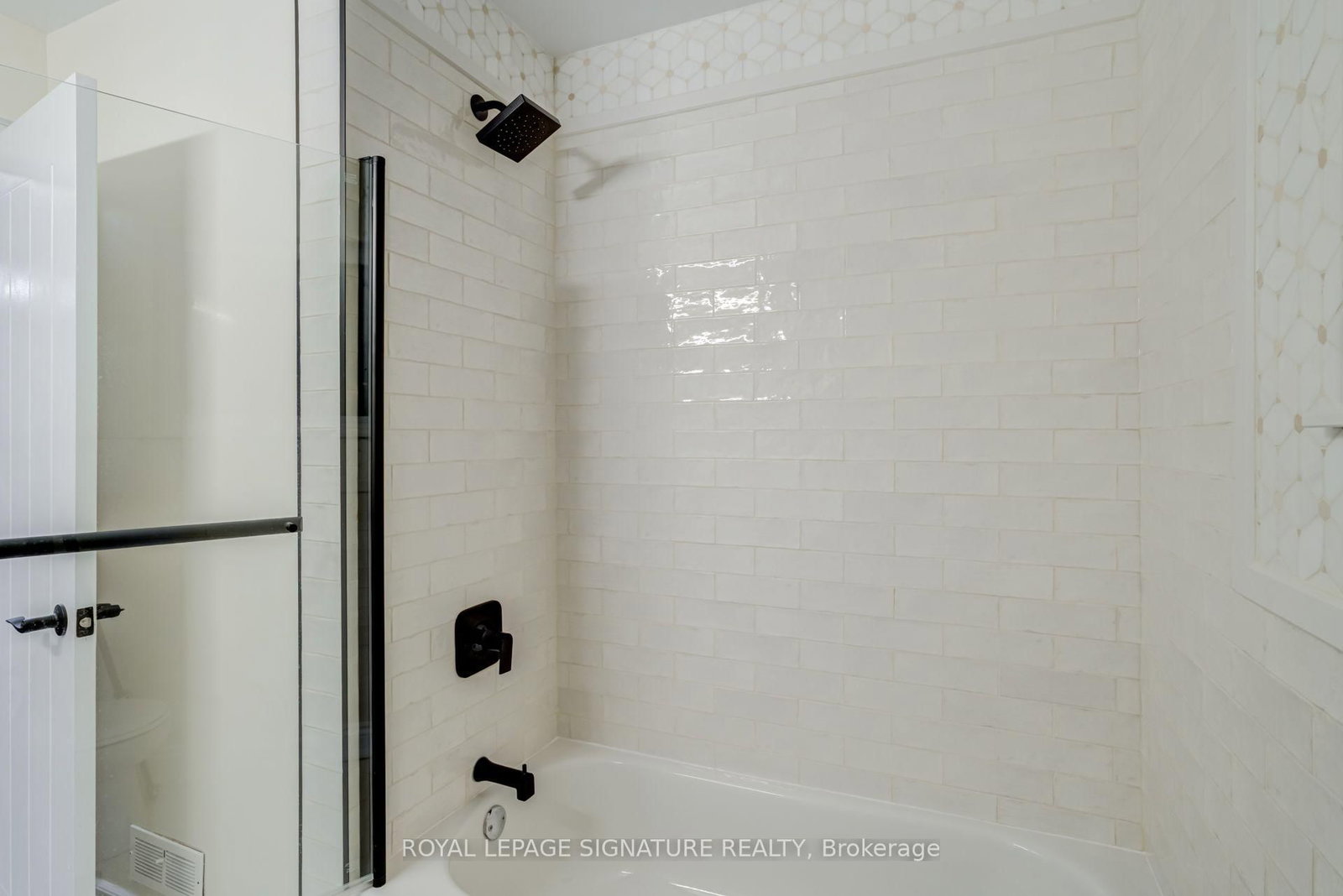 45 Pleasant Avenue • East Gwillimbury, ON photo 44