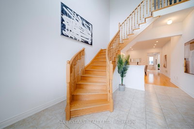 6 Temple Avenue • East Gwillimbury, ON photo 3