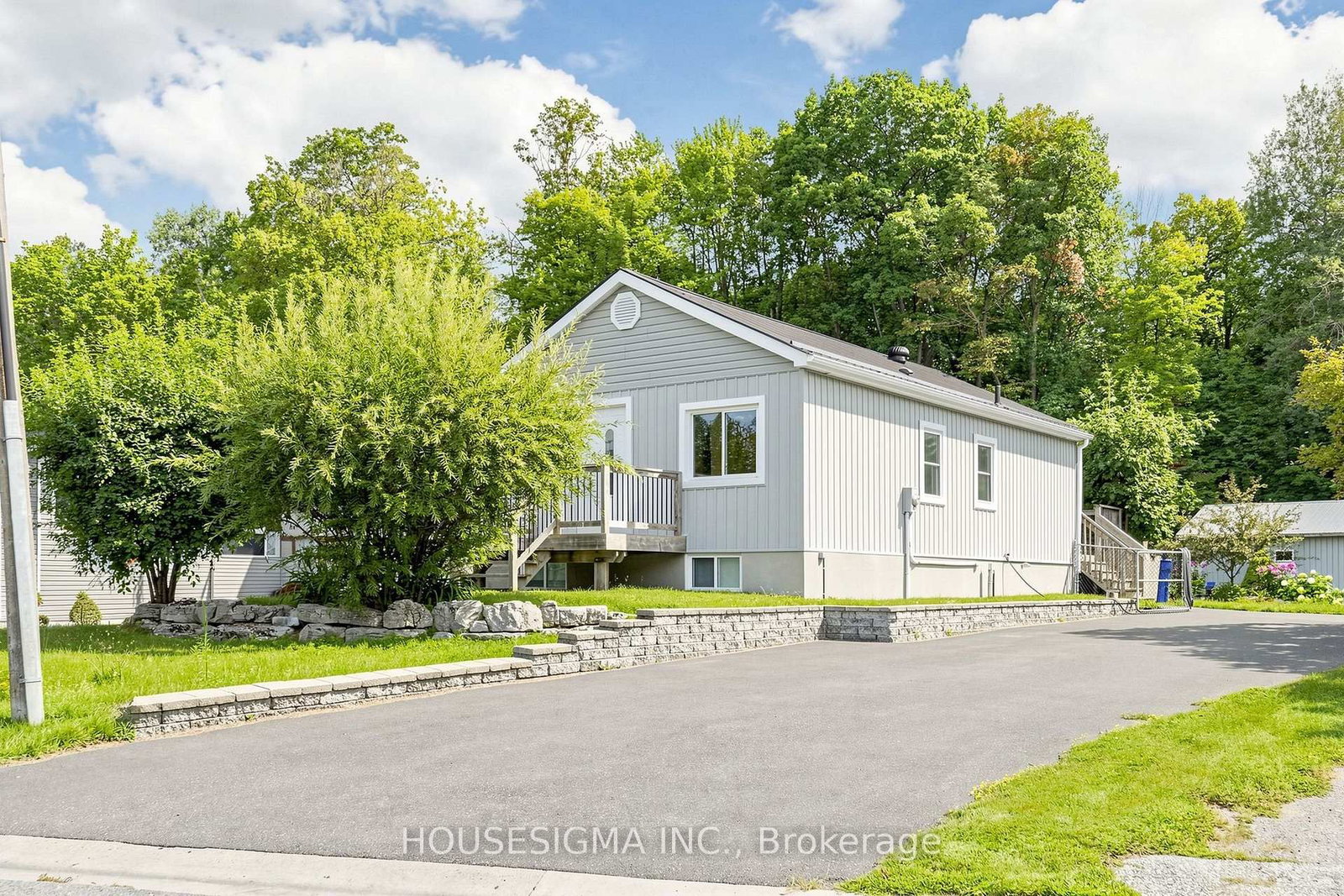 96 Oak Avenue • East Gwillimbury, ON photo 2