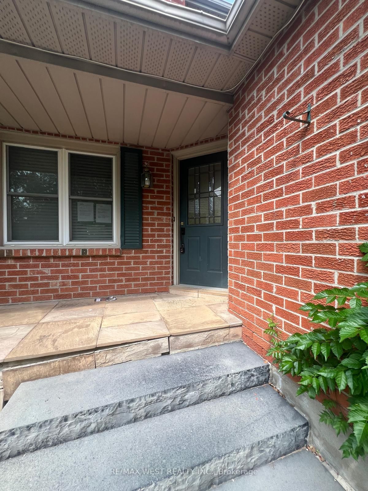 51 Moorcrest Drive • Aurora, ON photo 2