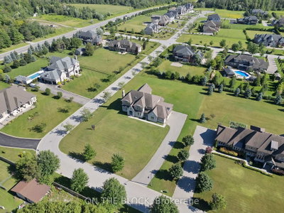 24 Whitewood Drive • Whitchurch-Stouffville, ON photo 2