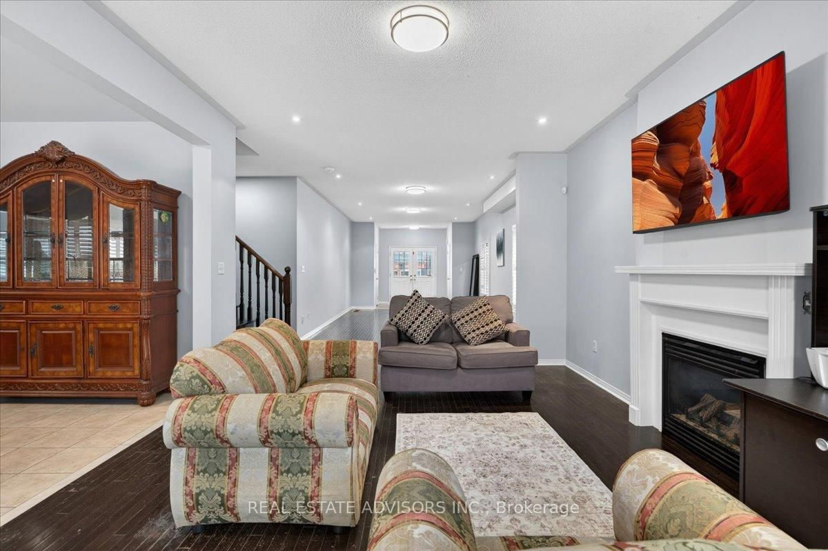 556 Forsyth Farm Drive • Whitchurch-Stouffville, ON photo 12