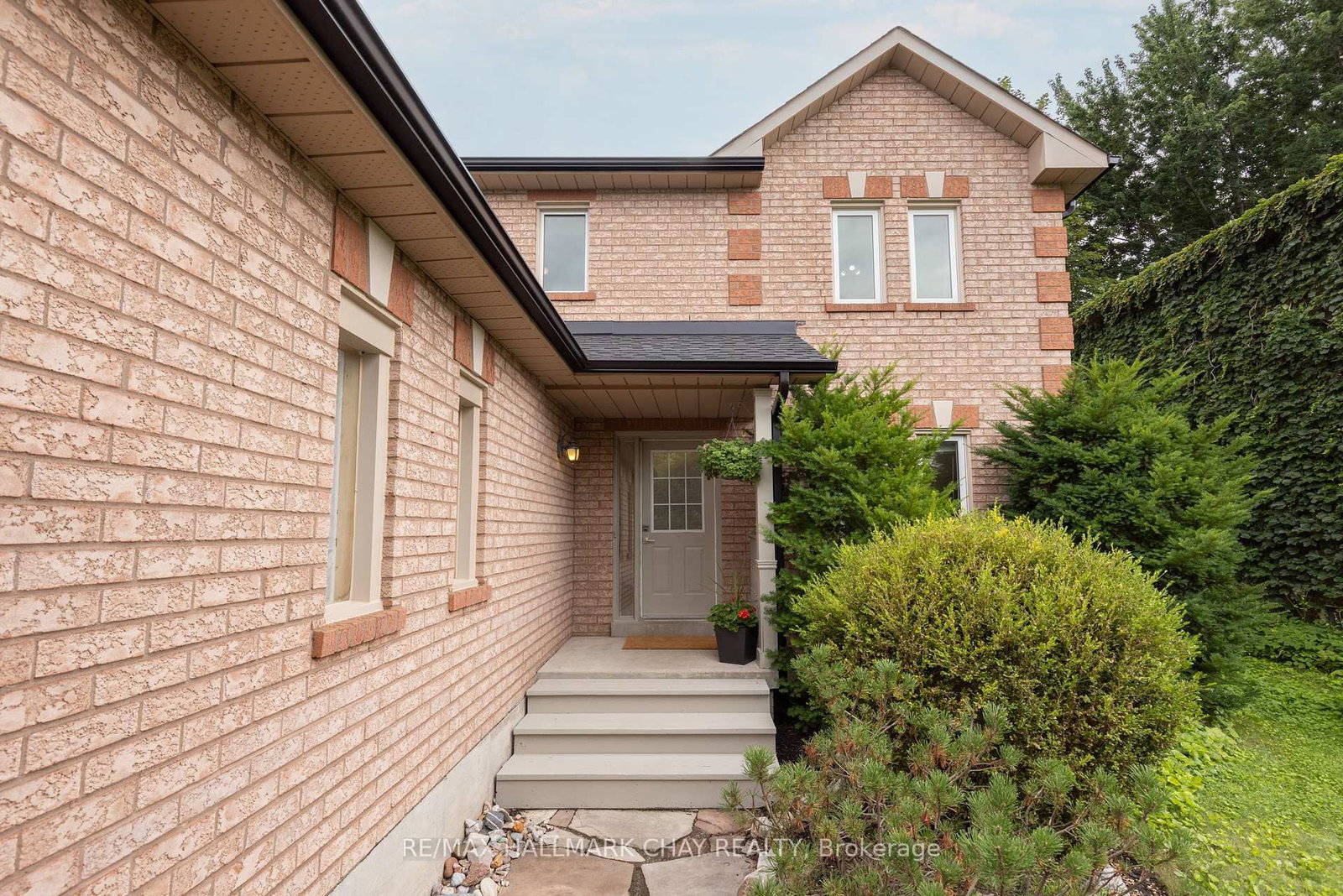 11 Dugdale Avenue • New Tecumseth, ON photo 1