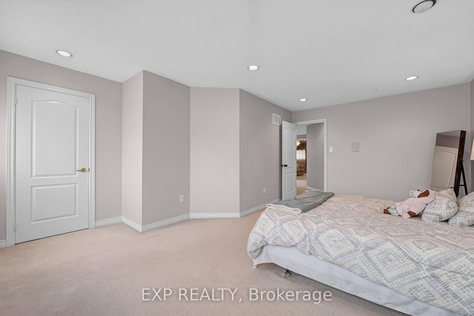 591 Plantation Gate • Newmarket, ON photo 32