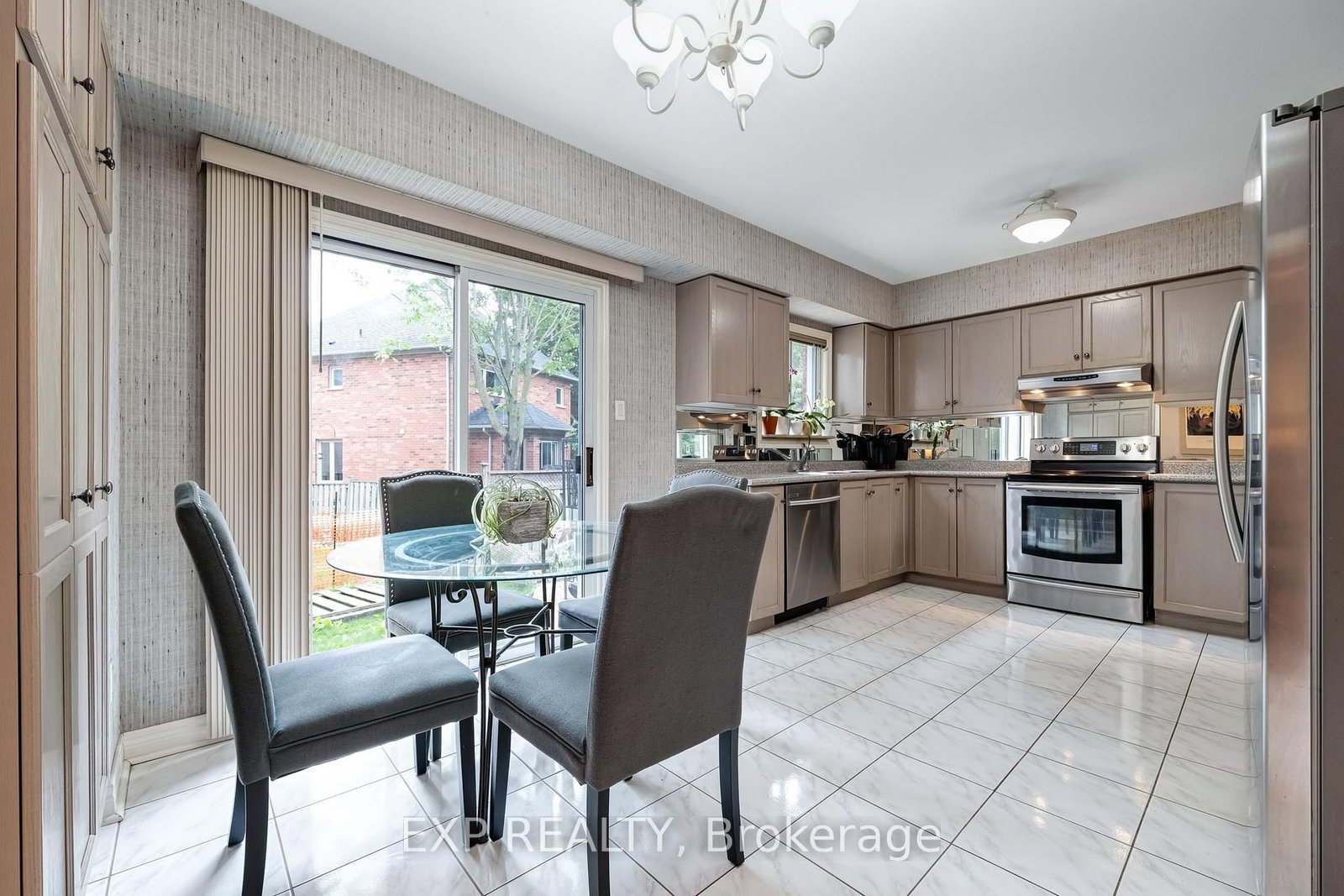 591 Plantation Gate • Newmarket, ON photo 7