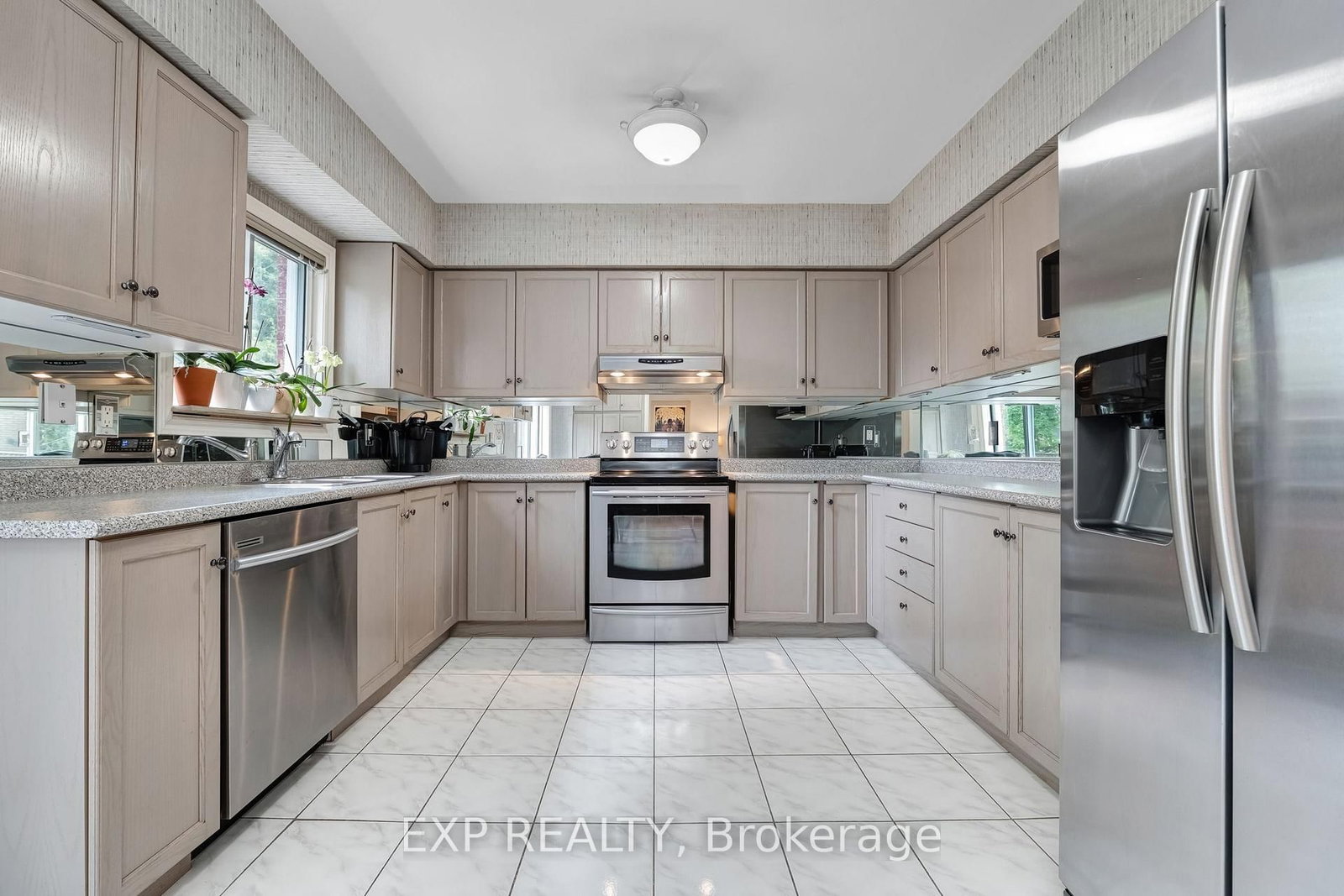 591 Plantation Gate • Newmarket, ON photo 8