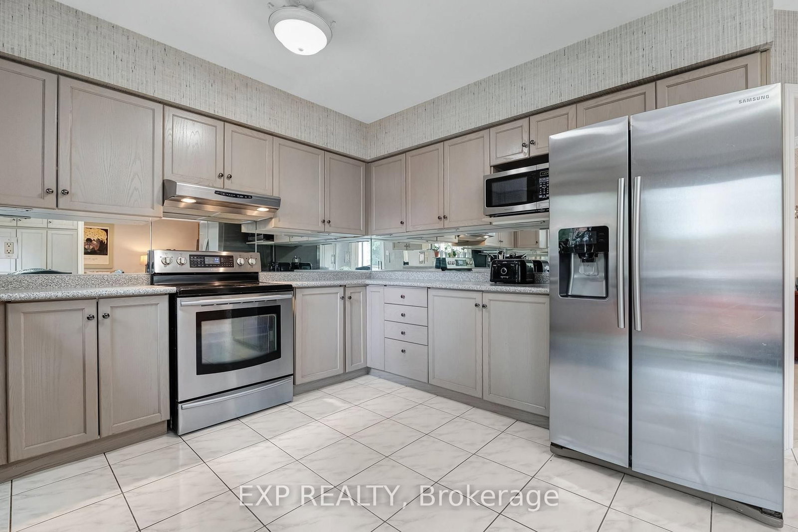 591 Plantation Gate • Newmarket, ON photo 9