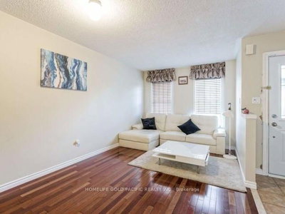 62 Baffin Court • Richmond Hill, ON photo 3